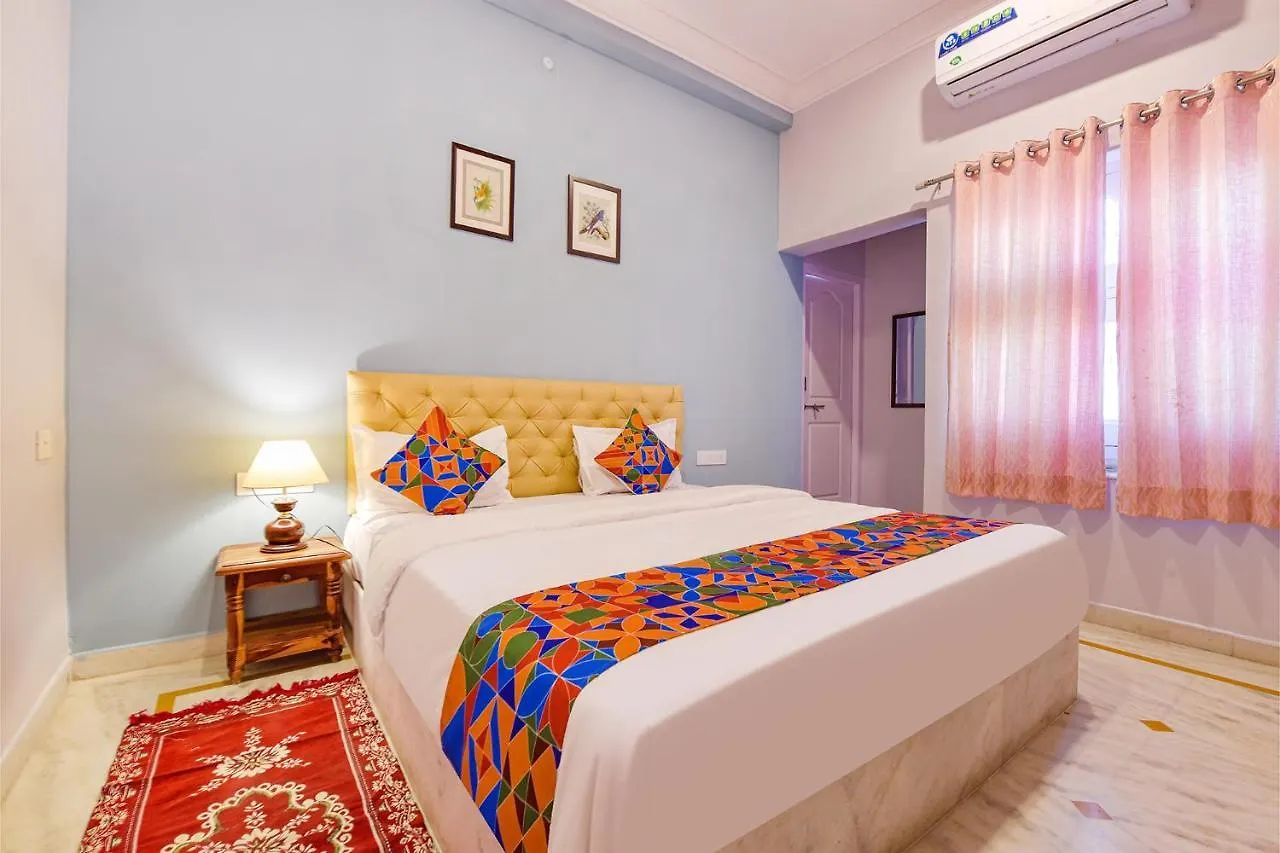 אודייפור Fabhotel The Castle Homestay I מלון