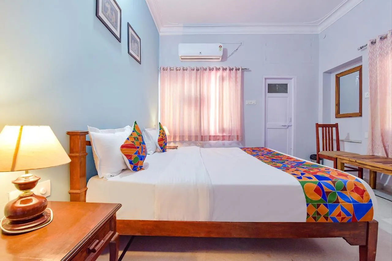 אודייפור Fabhotel The Castle Homestay I מלון