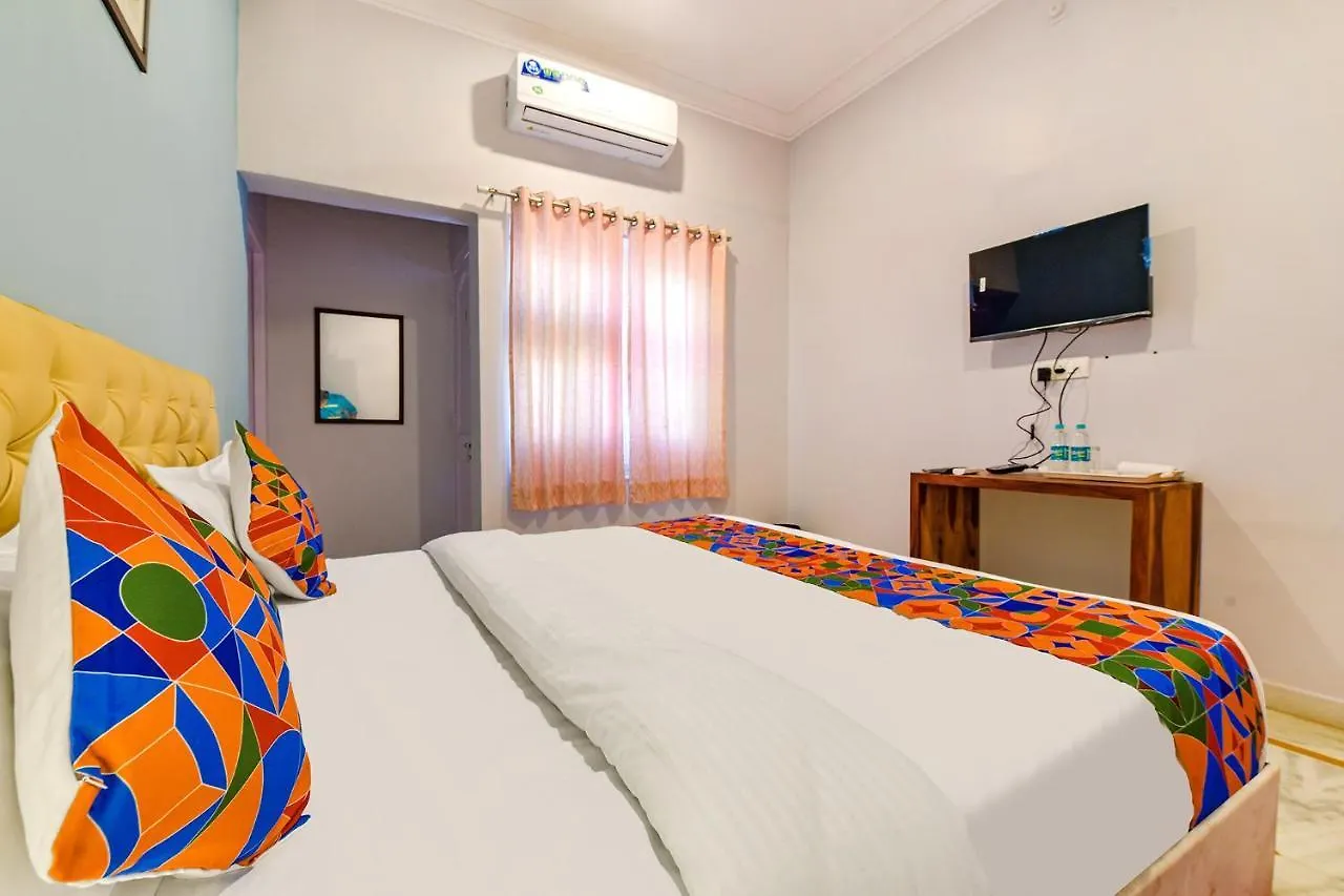 אודייפור Fabhotel The Castle Homestay I מלון