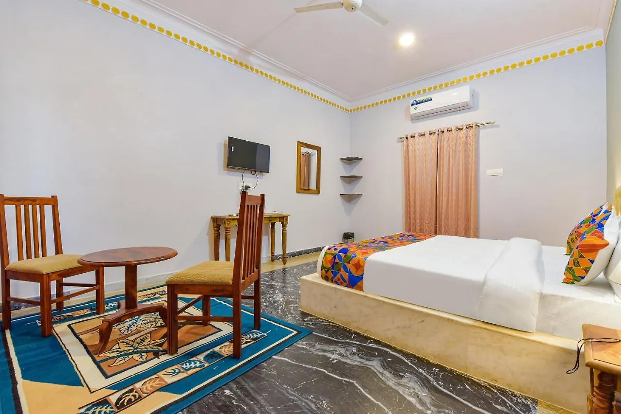 אודייפור Fabhotel The Castle Homestay I מלון