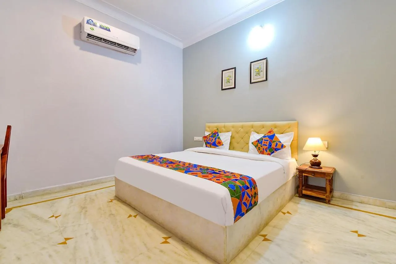 אודייפור Fabhotel The Castle Homestay I מלון